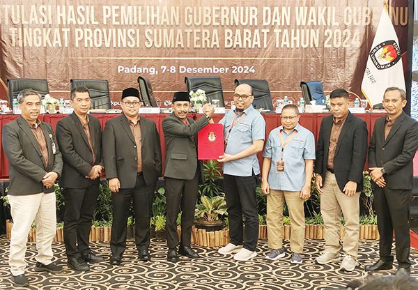 Sapu Bersih di 19 Kabupaten/Kota, Mahyeldi-Vasko Pemenang Pilkada Sumbar 2024 1 BERITA ACARA— Penyerahan berita acara tentang rekapitulasi dan penetapan hasil penghitungan perolehan suara tingkat Provinsi Sumatera Barat dari KPU Sumbar kepada saksi paslon nomor urut 1.