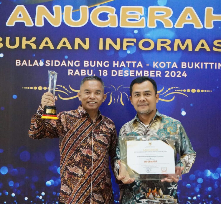 Pemkab Padangpariaman Raih KIP Tahun 2024 dalam Ajang Penganugerahan 1 TERIMA— Kepala Bidang Informasi Komunikasi Publik di Dinas Komunikasi dan Informatika Kabupaten Padangpariaman Heri Sugiarto terima hadiah.