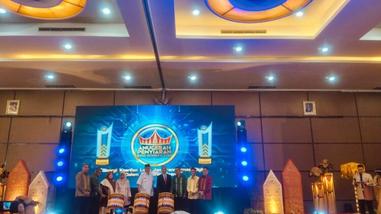 Perhelatan Anugerah Penyiaran KPID Sumbar 2024, Partisipasi Lembaga Penyiaran Meningkat 1 menerima penghargaan--Sejumlah badan publik serta lembaga penyiaran menerima penghargaan dari berbagai kategori pada perhelatan Anugerah Penyiaran Komisi Penyiaran Indonesia Daerah (KPID) Provinsi Sumatera Barat (Sumbar) 2024.