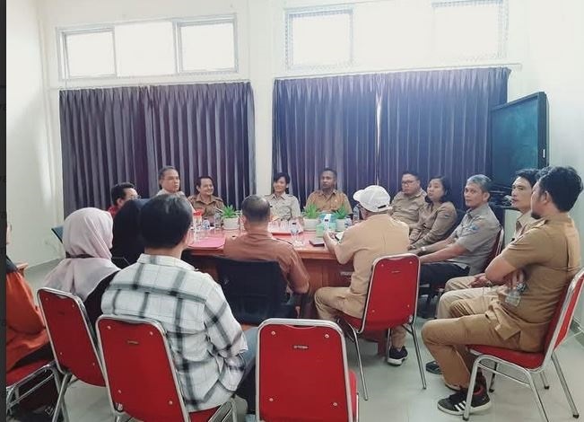 TERIMA—Kepala Pelaksana BPBD Kepulauan Mentawai, Lahmuddin,SKM.S.IP.,M.IP saat menerima kedatangan Ketua Yayasan Jemari Sakato. Fikon Sikumbang
