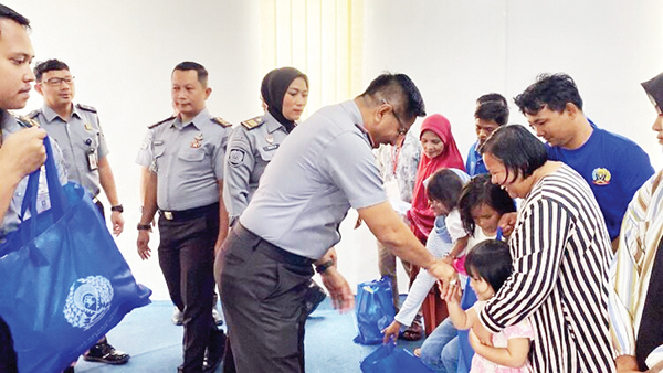 SERAHKAN BANSOS— Kalapas Kelas IIA Padang Junaidi Rison, menyerahkan bantuan sosial kepada WBP dan masyarakat sekitar, di aula Lapas Padang pada Selasa (24/12).
