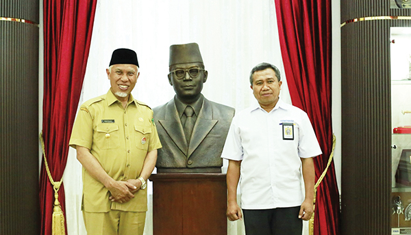 Periode Januari- November 2024, Kanwil DJP Sumbar-Jambi Catat Penerimaan Pajak Rp5,21 Triliun 1 PENERIMAAN PAJAK— Kepala Kanwil DJP Sumbar dan Jambi Arif Mahmudin Zuhri, saat bertemu dengan Gubernur Sumbar Mahyeldi Ansharullah, beberapa waktu lalu. Hingga November ini, DJP Sumbar dan Jambi mencatat realisasi penerimaan pajak di Provinsi Sumbar periode Januari sampai November 2024 sebesar Rp5,21 triliun dari target APBN sebesar Rp6,44 Triliun atau 80,9% dari total target.