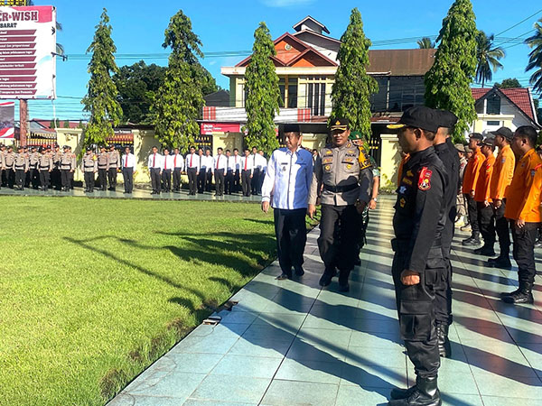 Apel Gelar Pasukan Operasi Lilin 2024 Digelar, Libatkan 141.605 Orang Personel Gabungan 1 PERIKSA—Kapolres Pasbar, AKBP Agung Tribawanto, saat pemeriksaan pasukan operasi lilin 2024 di halamam Mapolresta Pasbar.