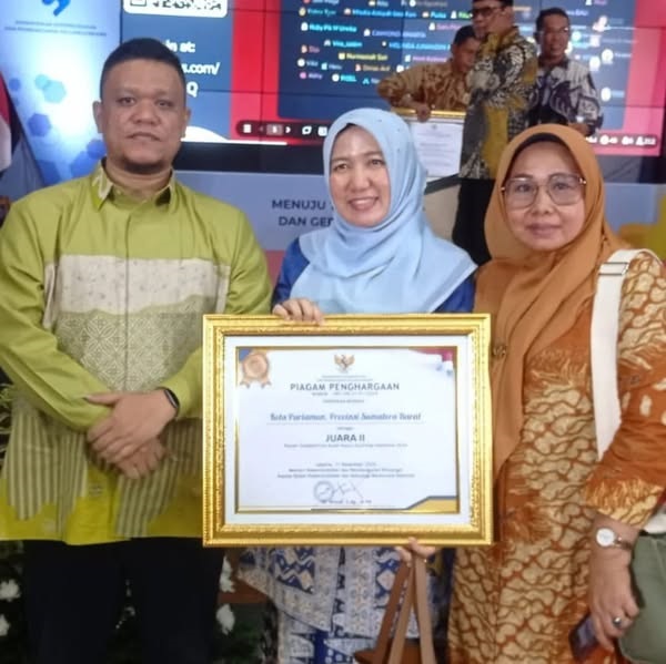 TPPS Pariaman Juara 2 Audit Stunting Ajang Nasional 2024 1 PIAGAM— Sekretaris TPPS Kota Pariaman yang juga Kepala DP3AKB Kota Pariaman Lucyanel Arly, usai menerima penghargaan.