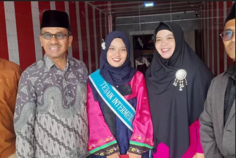 100 Orang Sumbar Berhasil Lulus Kelas Bahasa Korea 1 LULUS BAHSA KOREA— Kepala Dinas Pendidikan Sumbar Barlius bersama dengan para lulusan terbaik bahasa Korea.