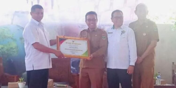 MAN Kota Solok Raih Piagam Sekolah Adiwiyata Provinsi 2024 1 man 2 solok saat raih penghargaan oke