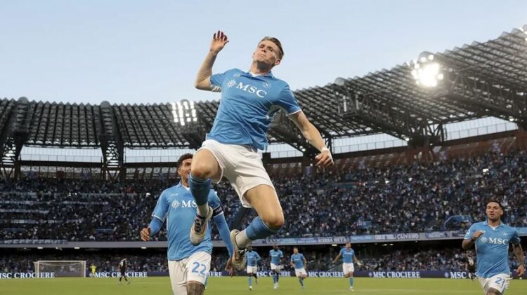 Setelah Kesuksesan Scott McTominay, Antonio Conte Siap Rekrut Pemain MU Lagi di Bursa Transfer Januari 1 PEMBELIAN SUKSES— Raksasa Italia, Napoli, tampaknya akan kembali mencoba keberuntungan di bursa transfer Januari untuk merekrut salah satu pemain MU. Langkah ini dilakukan setelah keberhasilan transfer Scott McTominay pada musim panas lalu yang dinilai sukses besar.