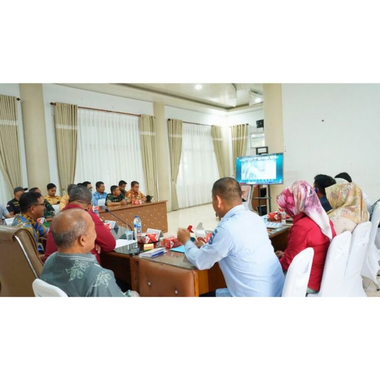 Pemkab Solsel Gandeng TNI, Bakal Buka Lagi Jalur Pendakian Kerinci 1 mengikuti zoom meeting Rapurna TMMD ke 45 Tahun 2024 di Kantor Bupati Solok Selatan Kamis