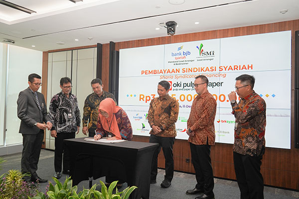 pengembangan kapasitas produksi--Penandatanganan akad pembiayaan sindikasi syariah sebesar Rp 3,245 triliun untuk mendukung pengembangan kapasitas produksi PT OKI Pulp & Paper Mills (OKI), bagian dari grup usaha Sinarmas Paper.