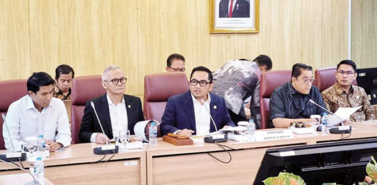 JUMPA PERS— umpa pers pimpinan Komisi II DPR RI, di Komplek Parlemen, Senayan, Jakarta Pusat, Senin (30/12).