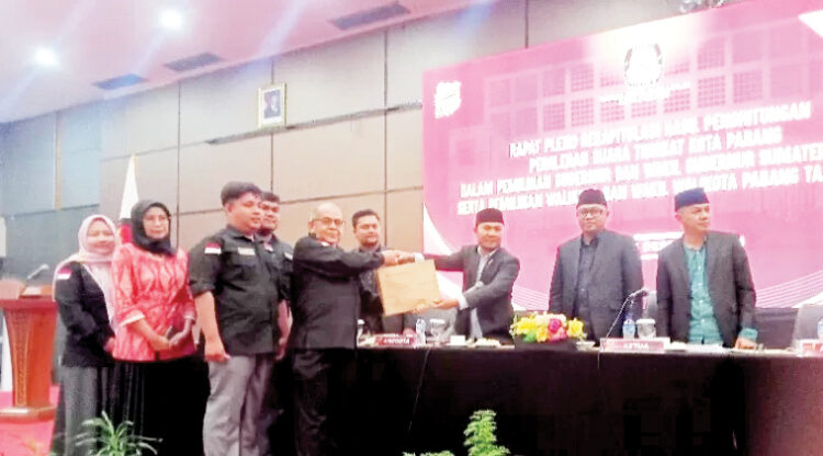 rapat pleno terbuka— KPU  Kota Padang menggelar rapat pleno terbuka rekapitulasi hasil penghitungan perolehan suara tingkat Kota Padang dalam pemilihan Gubernur dan Wakil Gubernur Sumatera Barat serta pemilihan Walikota dan Wakil Walikota Padang, di Truntum Hotel, Kota Padang.