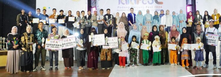 Lomba Paduan Suara, Masak Rendang dan Penampilan Talenta Menutup Papa Fest 2024 1 JUARA LOMBA—Terlihat para juara lomba paduan suara dan masak rendang foto bersama usai mendapatkan hadiah di ajang PAPAFEST 2024.