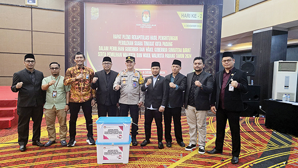 Partisipasi Pemilih Pilkada Padang Terjun Bebas, Dana Sosialisasi Rp10 Miliar, Partispasi hanya 49,1 Persen 1 RAPAT PLENO— Kapolresta Padang Kombes Pol Ferry Harahap bersama Ketua KPU Padang Dorri Putra dan jajaran Komisioner, saat menghadiri rapat pleno hasil rekapitulasi penghitungan suara tingkat Kota Padang dalam Pemilihan Gubernur dan Wakil Gubernur Sumatra Barat serta Pemilihan Wali Kota dan Wakil Wali Kota Padang, Jumat (6/12).