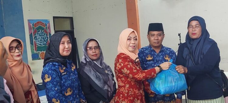 Lomba Lagu Kenangan,Warnai Peringatan Hari Ibu Tahun 2024 1 BANSOS—Pemberian Bansos yang dilaksanakan di aula kantor camat Barangin itu, tampak hadir sejumlah pengurus GOW Kota Sawahlunto, Dewi Wulansari.