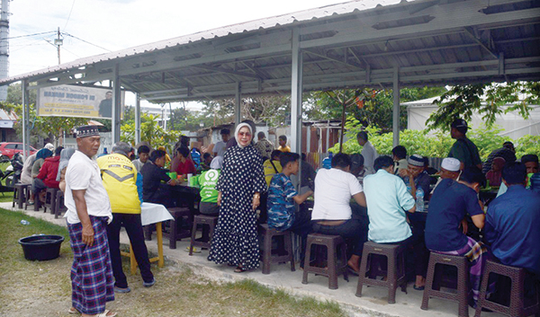 Pondok Makan “Fi Sabillah” Makin Digandrungi Jamaah dan Masyarakat 1 SEMAKIN RAMAI— Penggagas Pondok Makan Fi Sabillah Yesika Hendri Final, saat melayani jamaah dan masyarakat sekitar yang menikmati kegiatan berbagi makanan setiap Senin, Rabu dan Jumat di Pondok Makan Fi Sabilillah di di Belanti Raya, Kelurahan Lolong Belanti, Kecamatan Padang Utara.
