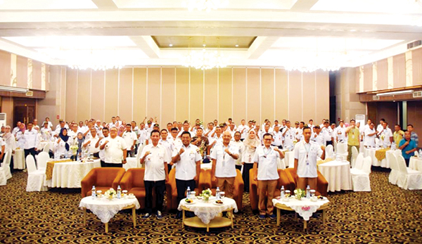 Tarif PDAM Naik Bertahap Mulai 2025, Dirut: Tidak Terlalu Berdampak Signifikan bagi Pelanggan Rumah Tangga Sosial 1 SOSIALISASI KENAIKAN TARIF— Camat dan lurah se-Kota Padang mengikuti sosialisasi kenaikan tarif Perumda AM Kota Padang di salah satu hotel, Rabu (11/12).