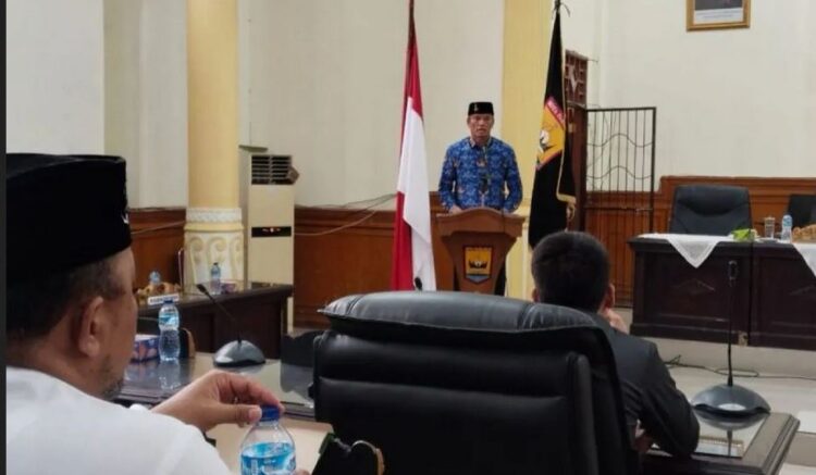 Pj Wako Pariaman Ungkap Alasan Pertahankan Defisit APBD 2025 Rp0 1 SIDANG PARIPURNA— Penjabat Wali Kota Pariaman, Roberia sambutan pada Sidang Paripurna DPRD tentang penetapan APBD Pariaman Tahun Anggaran 2025.