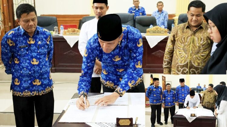 Sah, APBD 2025 Kota Pariaman Ketuk Palu 1 SAHKAN APBD 2025— Pj Wali Kota Pariaman Roberia saat sahkan APBD Kota Pariaman Tahun Anggaran 2025.