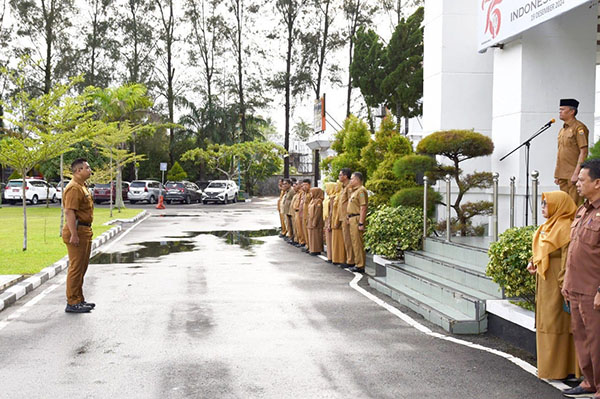 PIMPIN APEL GABUNGAN— Penjabat Wali Kota Pariaman Roberia memimpin apel pagi gabungan Aparatur Sipil Negara (ASN) di jajaran Pemerintah Kota Pariaman, di halaman kantor Balai Kota Pariaman, Selasa (24/12).