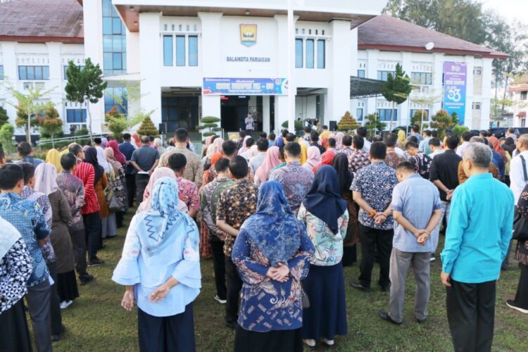 Pimpin Apel Gabungan Eselon II, III dan IV, Pj Wako Roberia Minta ASN Pahami Kode Etik 1 APEL GABUNGAN— Pj Wali Kota Pariaman Roberia saat pimpin apel gabungan bersama dengan pejabat eselon II, II dan IV, di halaman kantor Balaikota Pariaman.