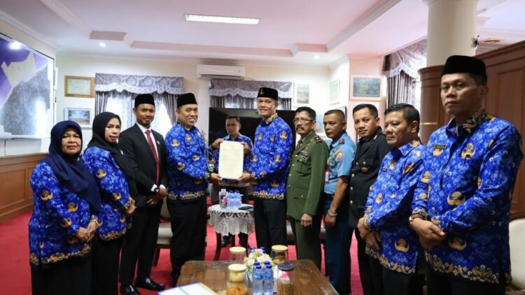 BPN Serahkan Sertifikat Tanah Milik Daerah pada Pj Wali Kota 1 SERTIFIKAT TANAH— Pj Wali Kota Pariaman Roberia saat terima sertifikat tanah milik daerah dari BPN.