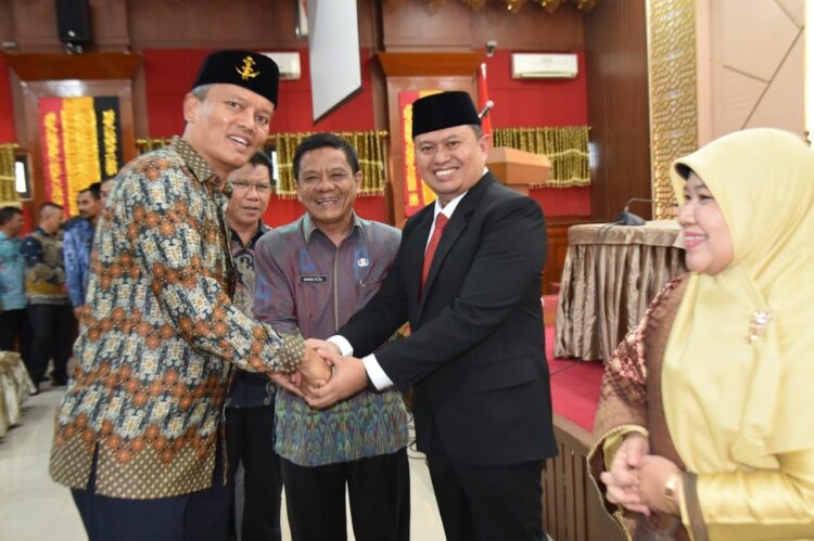 Habis Masa Jabatan, Pj Wako Lantik Pj Sekda Pariaman Mursalim 1 PELANTIKAN— Pj Wali Kota Pariaman Roberia mengucapkan selamat kepada Pj Sekda Mursalim.