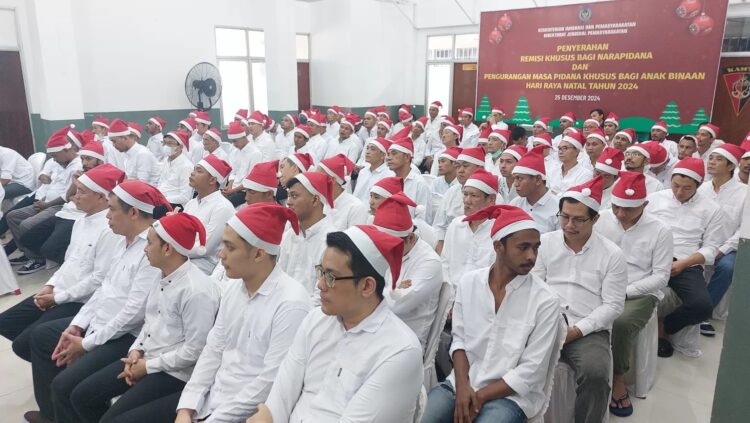 TERIMA REMISI— Warga binaan di Lapas menerima remisi 
khusus Natal.