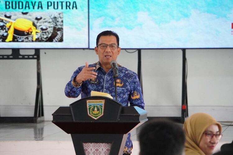Pemko Padang Panjang Tingkatkan Akuntabilitas Kinerja Melalui Simulasi SAKIP 1 SAMBUTAN— Penjabat (Pj) Wali Kota Padangpanjang Sonny Budaya Putra, memberikan sambutan saat Simulasi (Pra-Evaluasi) Implementasi SAKIP yang diselenggarakan Bagian Organisasi Setdako, Selasa (17/12), di Aula Lantai III Balai Kota.