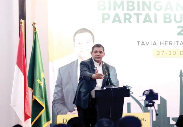 Fahri Bachmid Ingatkan Anggota DPRD dari PBB Harus Perjuangkan Kepentingan Rakyat 1 BIMTEK— Penjabat Ketua Umum PBB Fahri Bachmid memberingan pengarahan dalam Bimtek PBB untuk anggota DPRD.