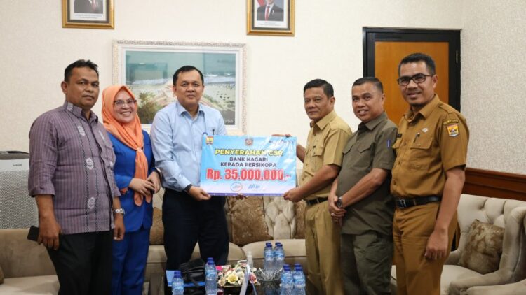 Persikopa dapat Suntikan dari Bank Nagari Rp35 Juta 1 TERIMA BANTUAN— Sekda Kota Pariaman Yaminurizal saat terima banuan Bank Nagari untuk Persikopa.