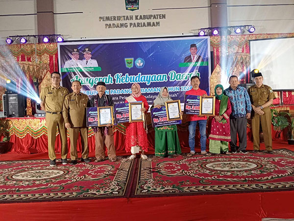 Disdikbud Padangpariaman Berikan Anugrah Kebudayaan Daerah 2024 1 sekda saat usai berikan hadiah berfoto dengan juaranya