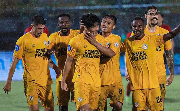 Kabau Sirah Keluar dari Zona Degradasi, Gol Tunggal Michibuchi Kandaskan Madura United di Bangkalan 1 PAHLAWAN KEMENANGAN— Ryohei Michibuchi menjadi pahlawan kemenangan Semen Padang FC atas tuan rumah Madura United, pada pekan ke-14 BRI Liga 1 2024/2025 di Stadion Bangkalan, Selasa (10/12) sore.