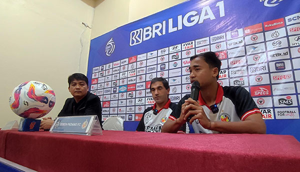 Ujian Berat Kontra Persija, Semen Padang Optimis 3 Poin di Kandang 1 KONFERENSI PERS— Pelatih Semen Padang FC Eduardo Almeida didampingi Kapten Tim Rosad Setiawan dalam sesi konferensi pers Kamis (5/12).