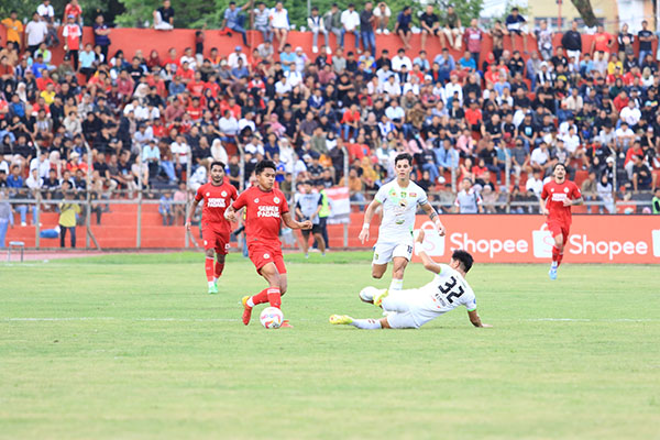 Drama Tanpa Gol, Semen Padang Gagal Manfaatkan Kartu Merah Persebaya 1 IMBANG— Semen Padang FC berhasil menahan imbang tanpa gol pemuncak klasemen, Persebaya Surabaya, pada pekan ke-15 BRI Liga 1 2024/2025, di Stadion GOR H. Agus Salim Padang, Minggu (15/12) sore.