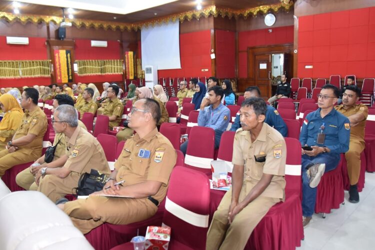 Demi Pelayanan Publik, SOP Penting Meningkatkan Pemahaman Perangkat Daerah 1 PESERTA—Terlihat para pesrerta ASN yang mengikuti kegiatan di pelayanan publik dengan khidmat.