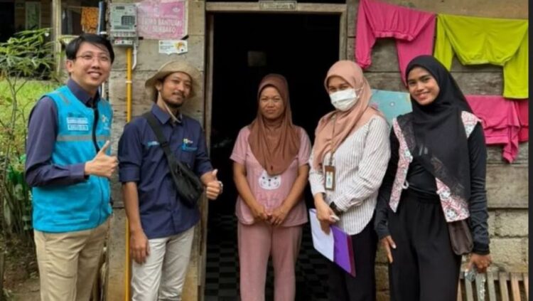 DATANGI— Tim PLN UP3 Solok datangi rumah warga kurang mampu 
untuk penyambungan listrik gratis.