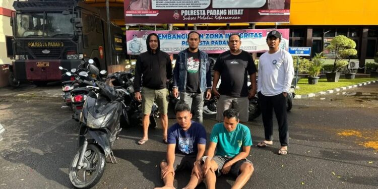Tuduh Mesum di Mobil, 3 Pemuda Peras Sejoli, Dapat Uang Rp 12 Juta untuk Damai 1 PEMERAS— Tiga pelaku pemerasan terhadap sejoli dengan modus menuduh mesum ditangkap Tim Klewang Polresta Padang.