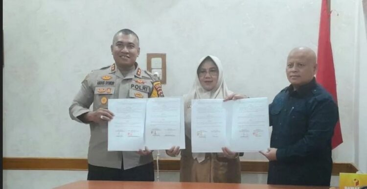 Disdukcapil Hadirkan Layanan IKD di Polres Solok Kota 1 LIHATKAN—Kepala Disdukcapil Kota Solok Ratnawati dan Kapolres Solok Kota AKBP Abdus Syukur Felani
lihatkan hasil kerjasama usai diteken.