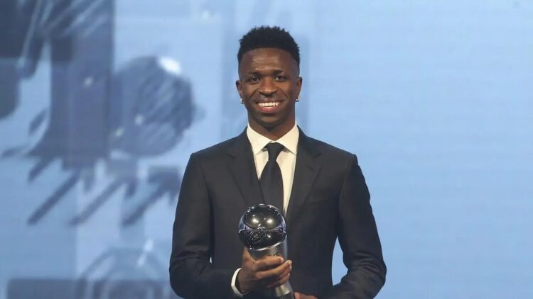 Pelipur Lara Usai Gagal Sabet Ballon d’Or, Vinicius Junior jadi Pemain Pria Terbaik FIFA 2024 1 PEMAIN TERBAIK FIFA— Pemain asal Brasil, Vinicius Junior dinobatkan sebagai Pemain Pria Terbaik FIFA 2024 dalam acara FIFA Award 2024 di Doha, Qatar pada Selasa (18/12) malam waktu setempat.