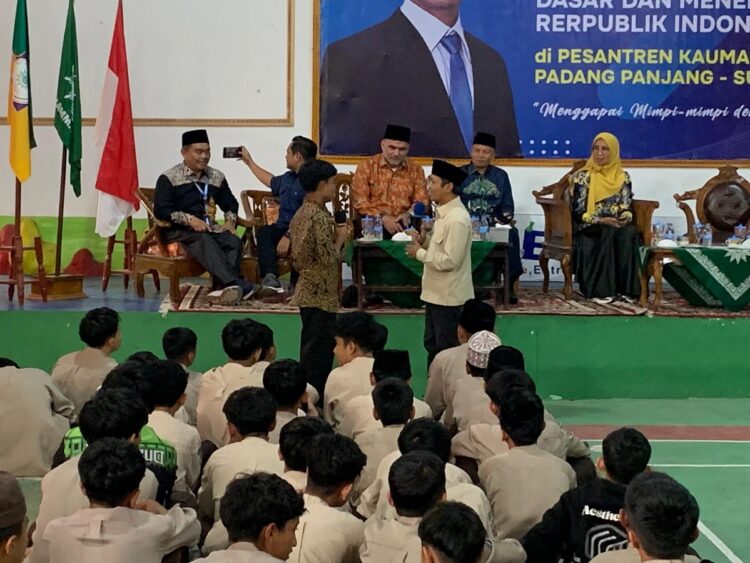 Wamen Dikdasmen Berbagi Motivasi dengan Santri Kauman Muhammadiyah 1 KUNJUNGI PESANTREN KAUMAN— Wakil Menteri Pendidikan Dasar dan Menengah Republik Indonesia, Dr. Fajar Riza Ul Haq, memberikan motivasi kepada para santri dalam kunjungannya ke Pesantren Kauman Muhammadiyah Padang Panjang, Sabtu (14/12).