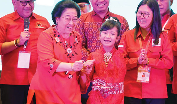 Kader PDIP Minta Megawati Kembali Jabat Ketua Umum 1 JOGET— Ketua Umum PDI Perjuangan, Megawati Soekarnoputri joget bareng penari disabilitas.