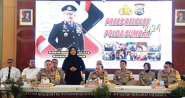 2024, Angka Kejahatan di Sumbar Meningkat, Paling Banyak di Padang, Didominasi Pencurian, Laka Lantas Turun, Korban Meninggal 323 Jiwa 1 PRESS RELEASE— Kapolda Sumbar Irjen Pol Suharyono bersama jajarannya saat press release akhir tahun 2024.