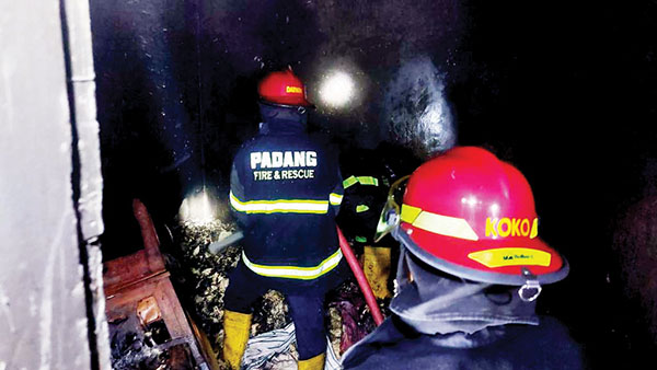 Rumah Milik Widya Ningsih Kebakaran, Satu Kamar Tidur Ludes 1 KEBAKARAN— Petugas Damakar melakukan penyemprotan air untuk memadamkan kebakaran di Kelurahan Lubuk Buaya, Kecamatan Koto Tangah.