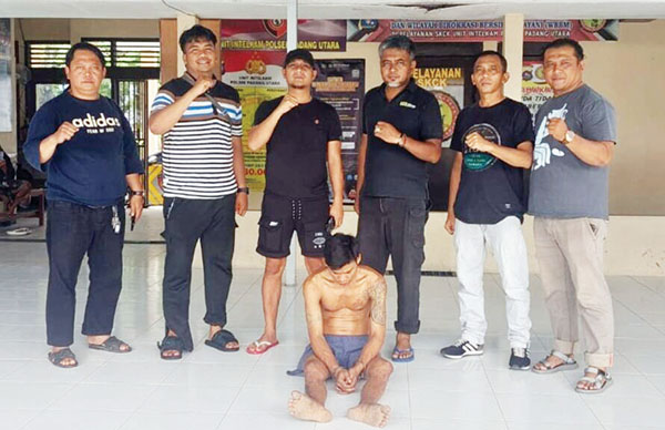 Pria Residivis Ditangkap lagi Gegara Curi Hp 1 MENCURI— Pelaku Roni (45) yang terlibat kasus pencurian Hp ditangkap jajaran Polsek Padang Utara.