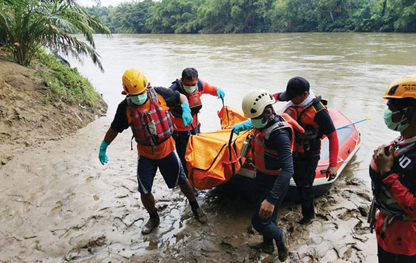 Hanyut di Sungai Batang Kapur, Petani Gambir Ditemukan Meninggal 1 PETANI MENINGGAL— Tim SAR gabungan mengevakuasi jenazah Hariman usai ditemukan dalam kondisi
meninggal dunia di Kecamatan Kapur IX, Kabupaten Lima Puluh Kota.