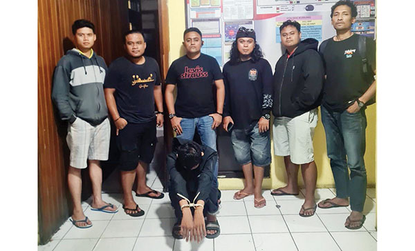 Jalan Kaki, Selma Nover Kedapatan Bawa 2 Paket Sabu 1 SABU— Pelaku Selma Nover
yang kedapatan membawa dua paket sabu ditangkap Tim Satresnarkoba
Polres Solok.