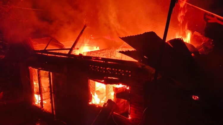 Rumah Milik Rukmini Ludes Terbakar, Petugas Damkar Terkendala Gang Sempit 1 KEBAKARAN— Kondisi rumah yang mengalami kebakaran di Kelurahan Anduring, Kecamatan Kuranji, Kota Padang.