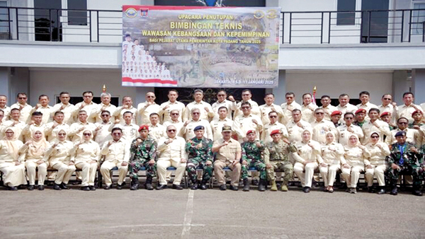 BIMTEK BELA NEGARA— Dansat Kopaska Koarmada I Kolonel Laut (T) Evi Bayu Priyatno, membuka Bimtek Bela Negara dan Wawasan Kebangsaan Pemko Padang di Satkopaska AL, dan diikuti langsung Pj Wako Andree Algamar dan seluruh kepala OPD Pemko.