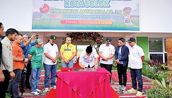 Gunakan Nama Kakek Buyut Wagub Audy Joinaldy, Gubernur Mahyeldi Resmikan Stadion H. Marah Adin 1 PERESMIAN STADION— Gubernur Sumbar Mahyeldi Ansharullah, meresmikan Stadion H. Marah Adin di Kota Solok, Minggu (12/1), yang ditandai dengan penandatanganan prasasti serta pertandingan persahabatan antara kesebalasan Pemprov Sumbar menghadapi kesebelasan Pemko Solok.
