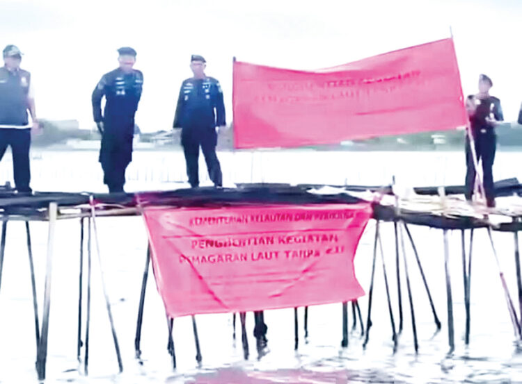 SEGEL— KKP menyegel pagar laut.